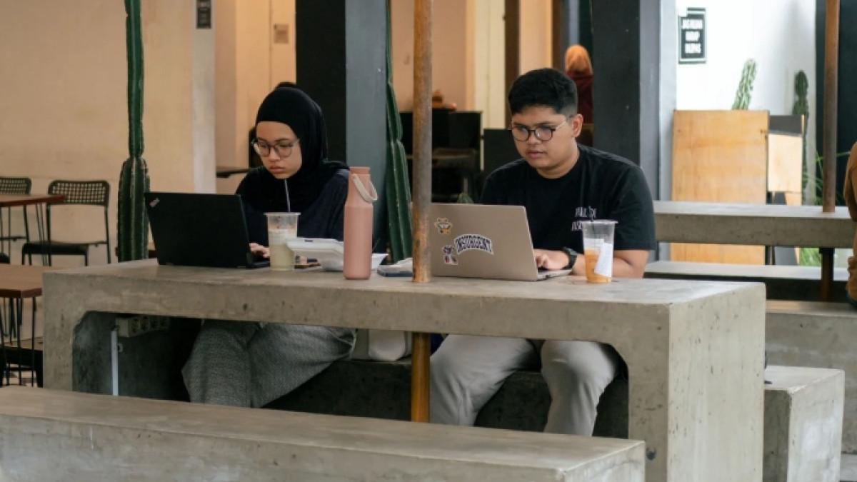 Kopi Studio 24 Sarangan, kafe 24 jam di Malang, Jawa Timur.