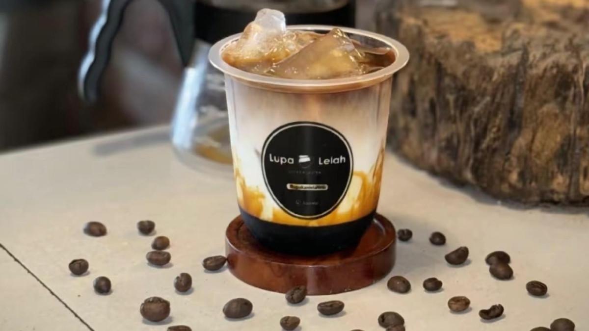 Menu kopi di Lupa Lelah Cafe, kafe 24 jam di Malang, Jawa Timur.