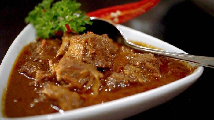Rendang, satu menu di Restoran Saiyo Masakan Padang, Bogor, Jawa Barat
