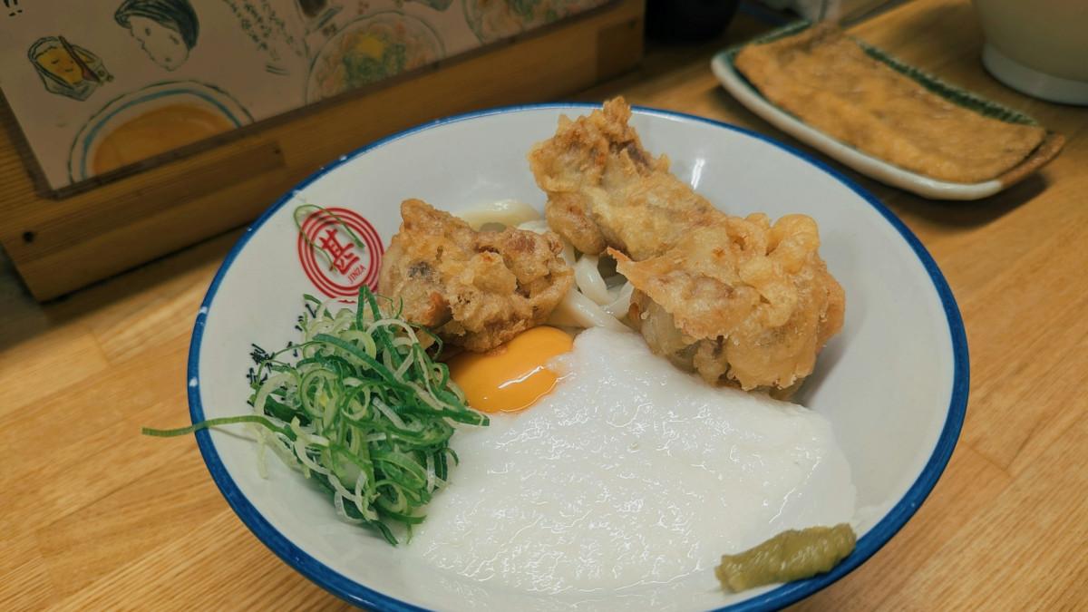 Bubur ayam, satu menu di Bubur Spesial Batutulis, Bogor, Jawa Barat.
