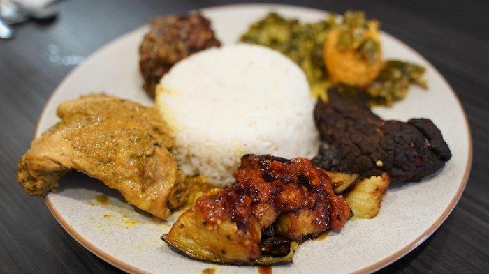 Ilustrasi nasi Padang dengan lauk ayam gulai, paru goreng, dan terung balado.