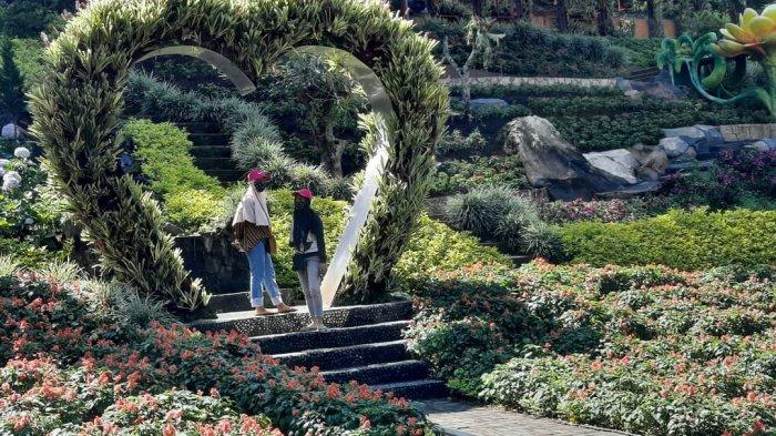 Taman Rekreasi Selecta di Malang.