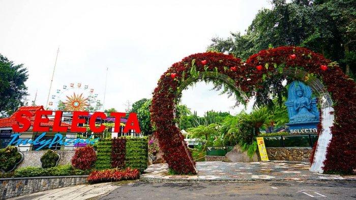 Pintu masuk menuju Taman Rekreasi Selecta.