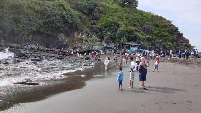 PANTAI PAYANGAN -  Suasana di Pantai Payangan Desa Sumberejo, Kecamatan Ambulu, Kabupaten Jember, Jawa Timur, Sabtu (5/4/2025). Ribuan pengunjung padati Pantai Payangan Jember saat libur Lebaran 2025.
