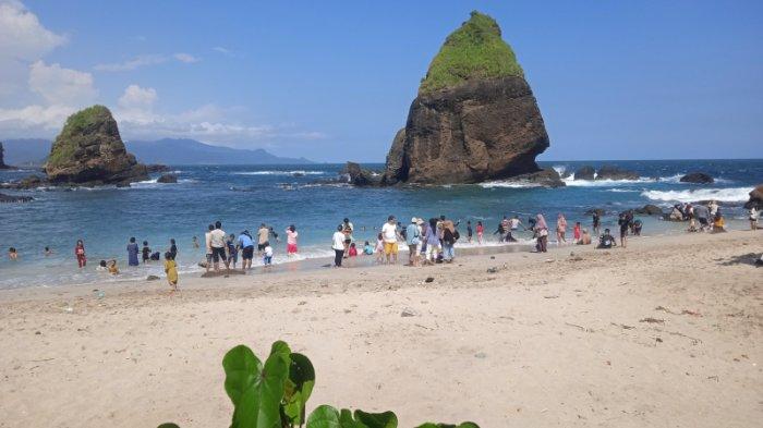 Aktivitas pengunjung di Pantai Papuma Jember saat libur Lebaran
