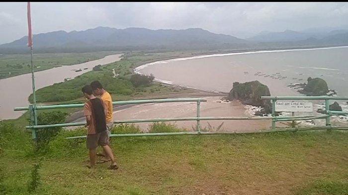 Aktifitas para pengunjung melihat Teluk Love di Pantai Payangan, Kecamatan Ambulu, Jember , Minggu (13/11/2022)