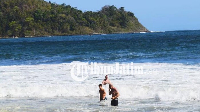Keindahan Pantai Nanggelan Jember