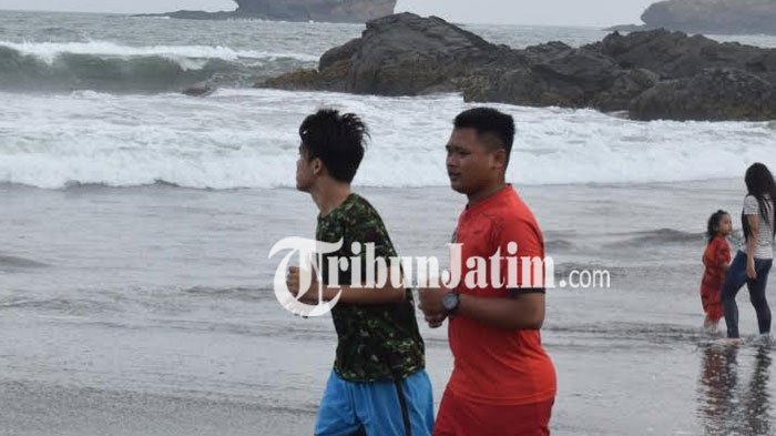 Suasana ngabuburit di Pantai Watu Ulo Jember.