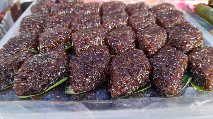 KULINER LEGEND SOLO : Tampilan Wajik di Pasar Ramadan kawasan Masjid Al-Fatah Ambon, Rabu (6/4/2022). Wajik juga merupakan kuliner legendaris Solo Raya, begini sejarahnya.