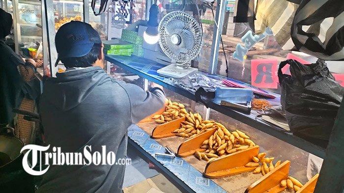 Salah satu gerobak penjual molen pisang Tawangmangu di jalan Solo-Tawangmangu, Kecamatan Tawangmangu, Kabupaten Karanganyar, Minggu (14/8/2022). Kenaikan harga tepung terigu membuat dilema para penjual molen pisang Tawangmangu. Mereka harus merelakan omzet menurun karena tetap berusaha mempertahankan cita rasa, komposisi dan tak menurunkan harga jual.