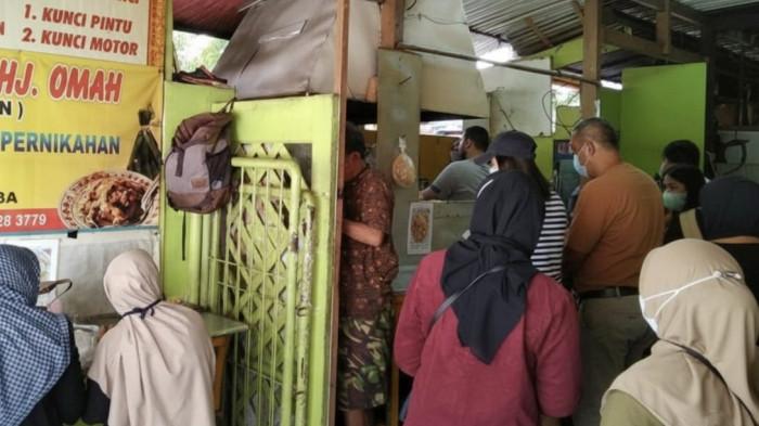 KULINER BOGOR - Suasana di kedai Toge Goreng Hj. Omah di Jalan Jend. Sudirman, kawasan Bogor Permai. Kedai sederhana ini selalu ramai dan sering dikunjungi wisatawan dari luar kota.