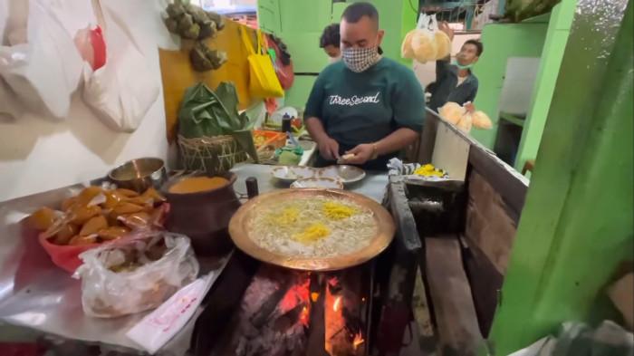 KULINER BOGOR - Asep, penerus usaha generasi ketiga, meracik Toge Goreng di wajan besar di atas tungku api, mempertahankan proses masak tradisional yang tidak pernah berubah