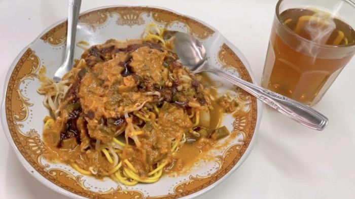 KULINER BOGOR - Toge Goreng Hj. Omah disajikan lengkap dengan lontong, toge renyah, mie, tahu, dan bumbu tauco khas yang terasa gurih, dan meresap. Harga satu porsi dibanderol Rp23.000, nikmat disantap bersama segelas teh hangat.