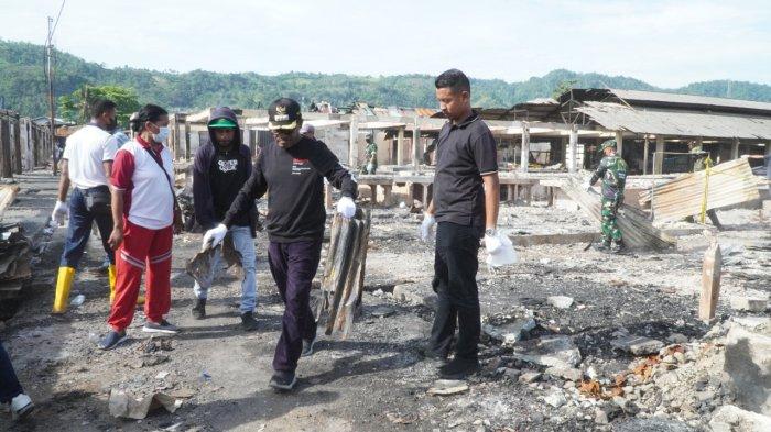 KERJA BAKTI - Penjabat Wali Kota Jayapura, Frans Pekey bersama-sama warga membersihkan puing-puing sisa kebakaran di Pasar Youtefa, Distrik Abepura, Kota Jayapura, Papua, Minggu (15/1/2023). 