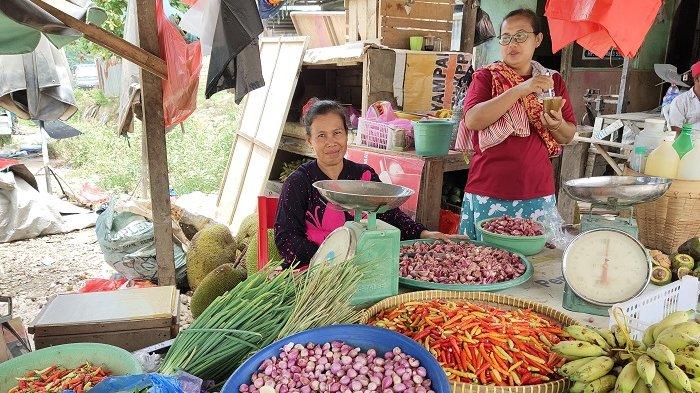 PEDAGANG CABAI - Seorang pedagang cabai dan aneka bumbu di Pasar Youtefa Papua sedang menunggu pembeli, Minggu (27/3/2022). Menjelang ramadan, sejumlah harga bumbu dapur stabil, kecuali harga cabai yang meningkat.