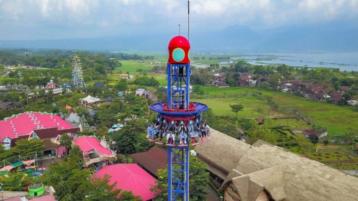 Pengunjung nyobain naik wahana Paku Bumi di Saloka Theme Park.