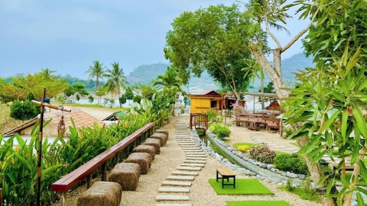 Lanakila Lake, tempat wisata di Kabupaten Pringsewu, Lampung. Destinasi ini menawarkan spot foto estetik, sejumlah wahana, dan penginapan atau camping.