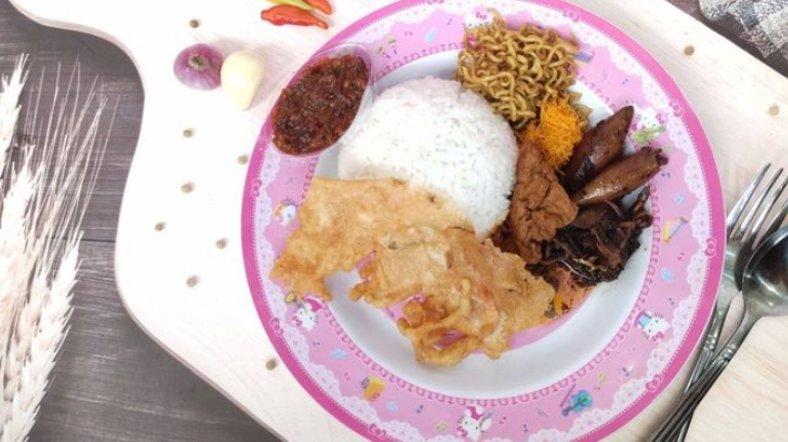 Warung Nasi Cumi-cumi Ibu Atun atau dikenal juga dengan nama Nasi Cumi Pasar Atom.