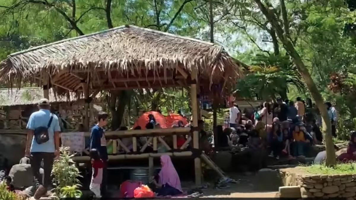 Deretan saung bambu tampak dimanfaatkan wisatawan untuk beristirahat dan makan bersama.