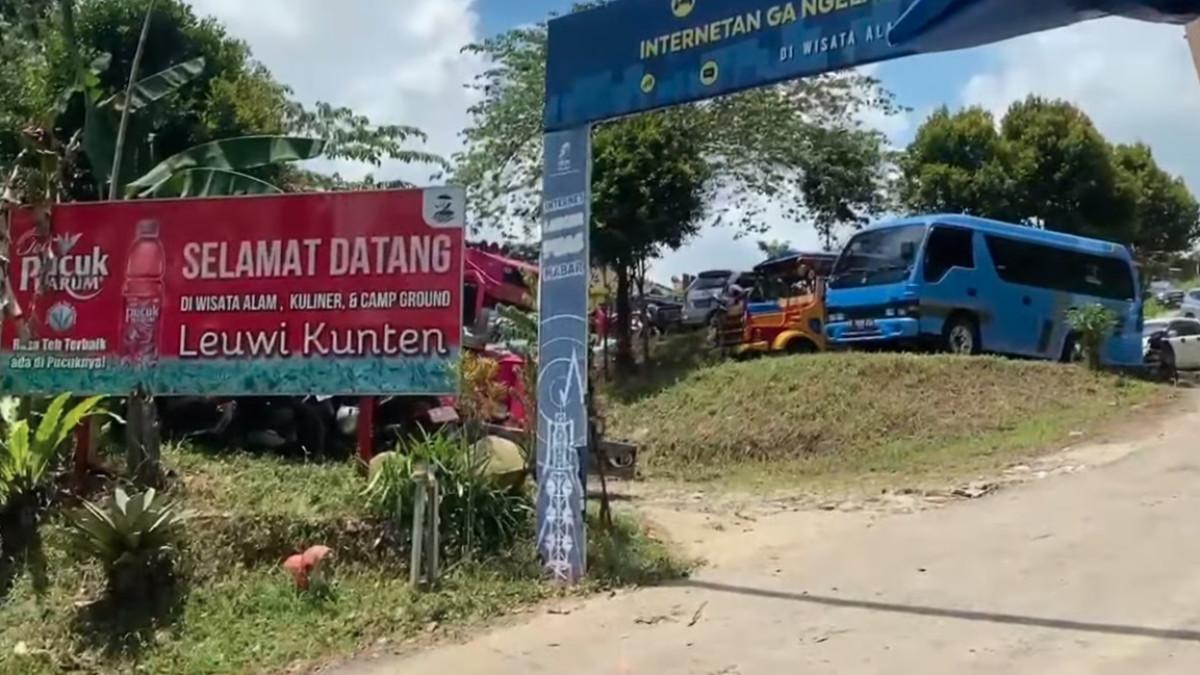 Suasana Curug Leuwi Kunten terlihat ramai dikunjungi wisatawan pada momen libur panjang.
