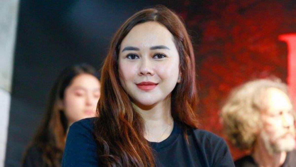 ASMARA AURA KASIH - Aura Kasih ramai dikaitkan dengan sosok berinisial RK, akun Instagram ramai digeruduk netizen, kini nonaktifkan kolom komentar.