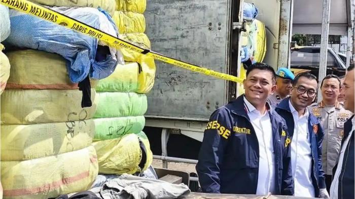 BARANG BUKTI – Sejumlah bus AKAP PT KYM yang disita sebagai barang bukti kasus importir ilegal dan TPPU dalam konferensi pers di GOR Ngurah Rai Denpasar, Senin (15/12).