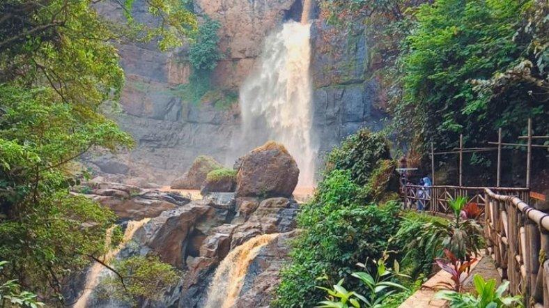 Curug Cimarinjung kawasan Geopark Ciletuh, jadi salah satu curug paling ramai dikunjungi di sana, Sabtu (23/6/2018).