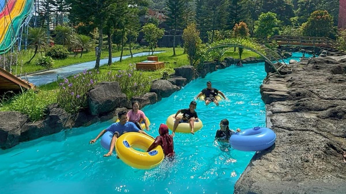 WISATA SUKABUMI - Sejumlah pengunjung tengah menikmati wahana di SantaSea Waterpark, Sukabumi, Jawa Barat, Rabu (17/12/2025). Tempat wisata ini bisa menjadi pilihan untuk menikmati momen Libur Natal dan Tahun Baru 2026.