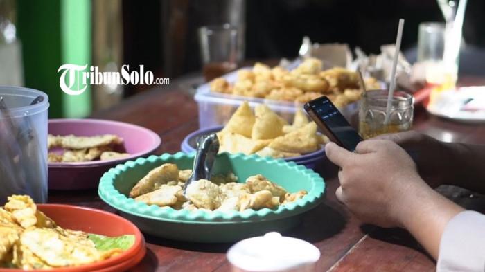 GORENGAN - Sajian gorengan di Wedangan Slank Karanganyar, di Dusun Padangan, Kelurahan Jungke, Kecamatan / Kabupaten Karanganyar, Kamis (16/10/2025).