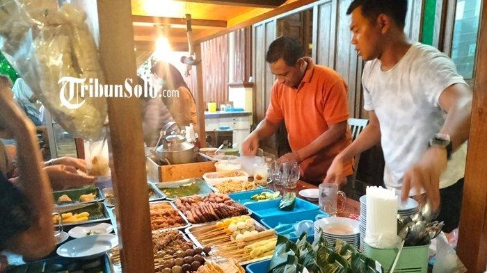 Wedangan Hick Gaul Pak Mul di Jalan Solo-Tawangmangu, tepatnya di Kelurahan Popongan, Kecamatan/Kabupaten Karanganyar, Minggu (21/5/2023).
