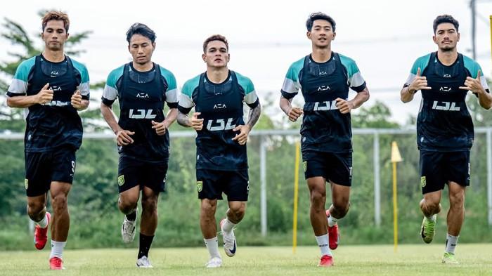 LATIHAN TIM - Pemain Persebaya Surabaya, menjalani latihan tim di Lapangan ABC Kompleks Stadion Gelora Bung Tomo, Surabaya, Jawa Timur, persiapan jelang menjamu Borneo FC pada Sabtu (20/12/2025) mendatang.