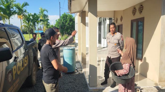 SUARA MISTERIUS - Kapolsek Sungai Pinyuh AKP Setyadi saat mendatangi warga memastikan situasi aman terkendali usai adanya suara dentuman dan getaran di Desa Peniraman Kecamatan Sungai Pinyuh, Kamis 18 Desember 2025.