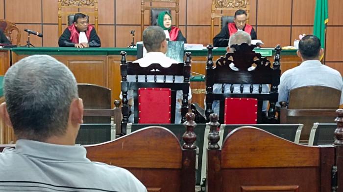 SIDANG TIPIKOR - Suasana sidang di Pengadilan Tindak Pidana Korupsi Pontianak, Kamis 18 Desember 2025 dengan agenda pembacaan vonis terhadap tiga terdakwa kasus dugaan korupsi termasuk Mantan Sekda Singkawang Sumastro. Sumastro divonis 4 tahun dan 7 bulan penjara.