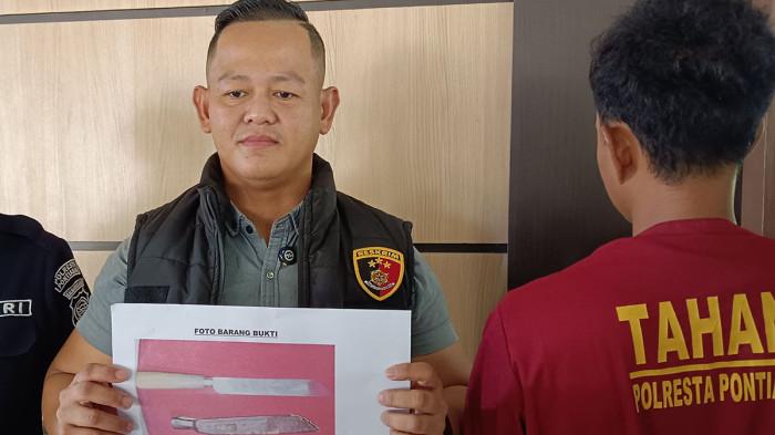 KEKERASAN PAKAI SAJAM - Kasi Humas Polresta Pontianak, AKP Wagitri (kanan) dan Kanit Perlindungan Perempuan dan Anak (PPA) Polresta Pontianak, Ipda Haris Caesaria (tengah) bersama pelaku saat berada di Mapolresta Pontianak, Jalan Gusti Johan Idrus, Kecamatan Pontianak Selatan, pada Kamis 18 Desember 2025. Berikut kronologi remaja 14 tahun di Pontianak dianiaya pakai sajam.