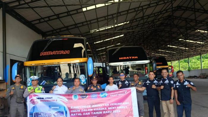 FOTO BERSAMA - Satlantas Polres Kapuas Hulu bersama Dinas Perhubungan foto bersama usai melaksanakan ramp check terhadap angkutan umum wilayah Kapuas Hulu, Rabu 18 Desember 2025. Mengingatkan kepada para penumpang juga dapat mempersiapkan kesehatan sebelum bepergian jauh dan kehati-hatian dijalan