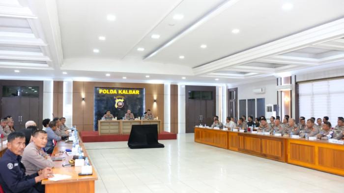 PIMPIN RAPAT - Waka Polda Kalbar, Brigjen Pol Roma Hutajulu, SIK, MSi, selaku Wakaopsda, didampingi oleh Dansat Brimob Polda Kalbar Kombes Pol Dede Rojudin SIK, MH, pimpin Latpraops Lilin Kapuas 2025, Kamis 18 Desember 2025. Kegiatan tersebut diikuti para Kepala Satuan Tugas (Ka Satgas) , Wakil Kepala Satuan Tugas (Waka Satgas), serta Personel yang terlibat Oprasi Lilin Kapuas 2025.