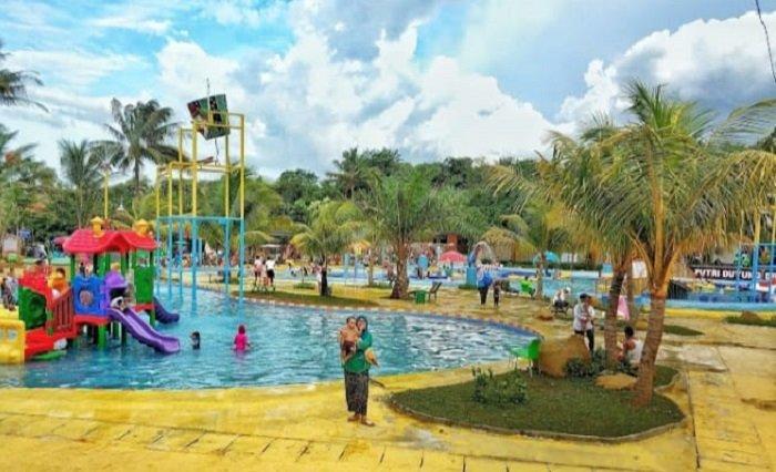 WISATA DEPOK - Potret wisatawan menikmati wahana air di Putri Duyung Waterboom, Depok, Jawa Barat, Rabu (7/5/2025).