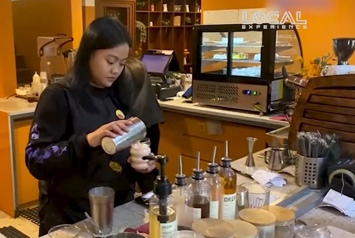 COFFEE SHOP BANDUNG - Kopi Cantel di Bandung yang bisa menjadi tempat pilihan untuk nongkrong maupun bekerja atau ngerjain tugas, Jumat (19/12/2025).