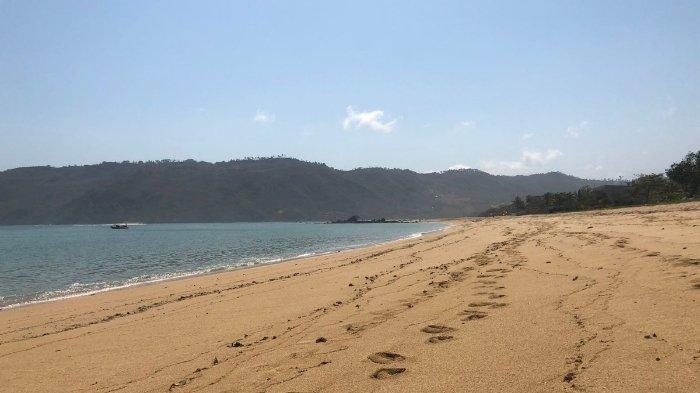 Pantai Kuta Mandalika, satu tempat wisata di Lombok buat liburan akhir tahun.