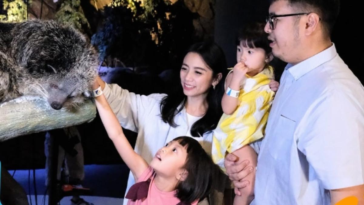 Liburan keluarga ke Jakarta AQuarium Safari di Jakarta Barat.