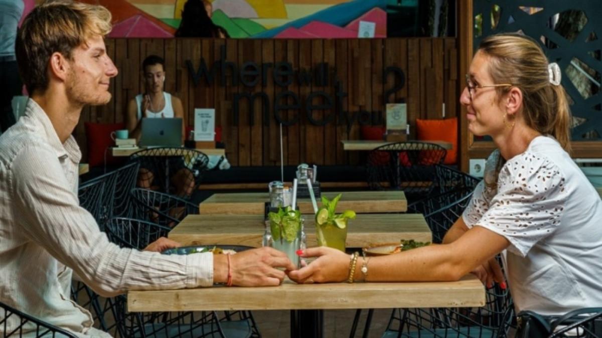 Wisatawan nongkrong di The Coffee Club Kuta, Bali.