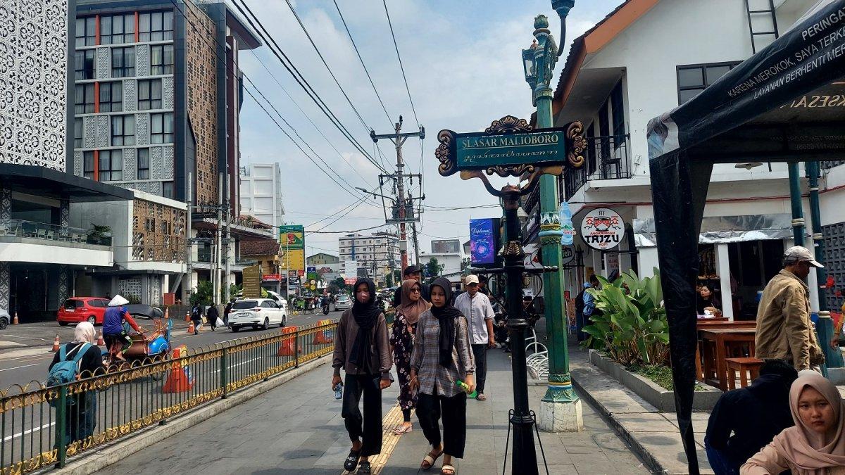 Slasar Malioboro, satu tempat wisata malam di Jogja yang kids friendly buat dikunjungi saat liburan akhir tahun.