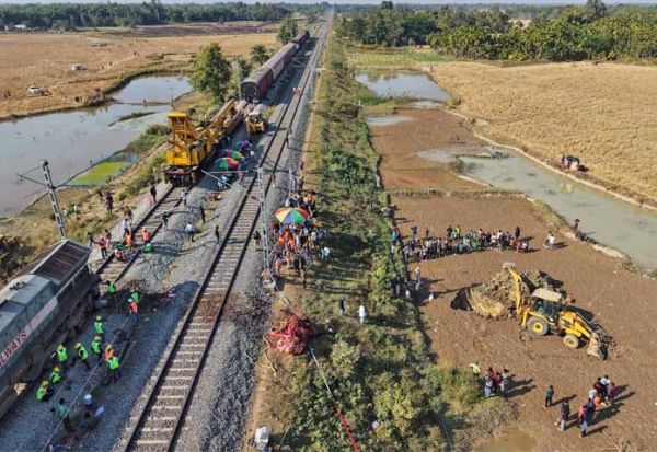 รถขุดกำลังขุดหลุมเพื่อฝังซากช้างป่าเอเชียที่ถูกนำออกจากรางรถไฟ หลังจากรถไฟที่วิ่งด้วยความเร็วสูงชนฝูงช้างป่าในช่วงเช้ามืดของวันเสาร์ที่ 20 ธันวาคม 2025 ในหมู่บ้านชางจูไร ทางตะวันออกของเมืองกูวาฮาติ ประเทศอินเดีย
