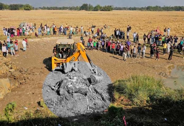 รถขุดกำลังขุดหลุมเพื่อฝังซากช้างป่าเอเชียที่ถูกนำออกจากรางรถไฟ หลังจากรถไฟที่วิ่งด้วยความเร็วสูงชนฝูงช้างป่าในเช้าตรู่ของวันเสาร์ที่ 20 ธันวาคม 2025 ในหมู่บ้านชางจูไร ทางตะวันออกของเมืองกูวาฮาติ ประเทศอินเดีย