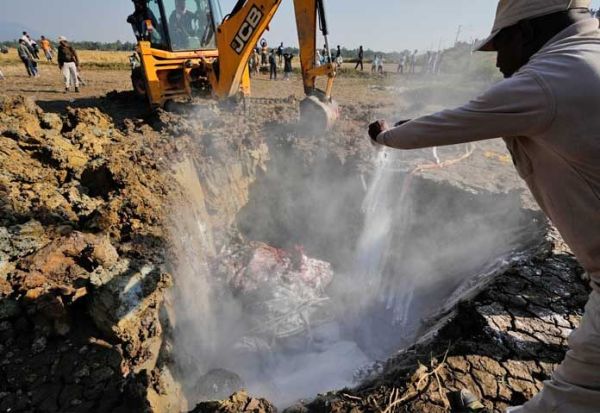 เจ้าหน้าที่ป่าไม้โรยเกลือเพื่อย่อยสลายซากช้างป่าเอเชียที่ถูกฝังอยู่ในหลุม หลังจากรถไฟที่วิ่งด้วยความเร็วสูงชนฝูงช้างป่าในเช้าตรู่ของวันเสาร์ที่ 20 ธันวาคม 2025 ในหมู่บ้านชางจูไร ทางตะวันออกของเมืองกูวาฮาติ ประเทศอินเดีย