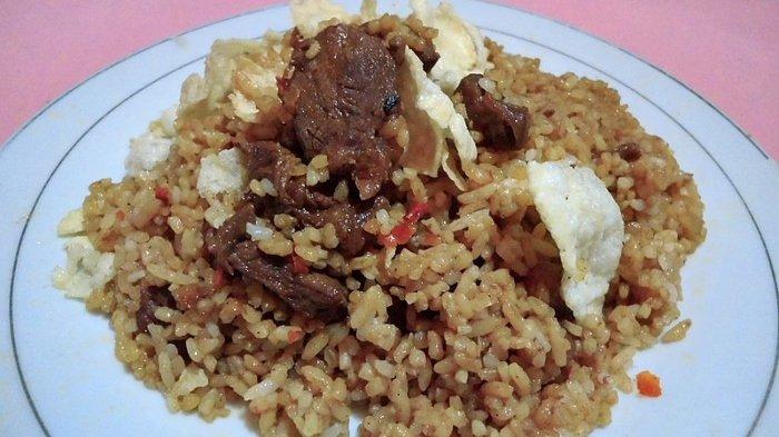 Ilustrasi nasi goreng enak di Jogja yang buka malam hari.