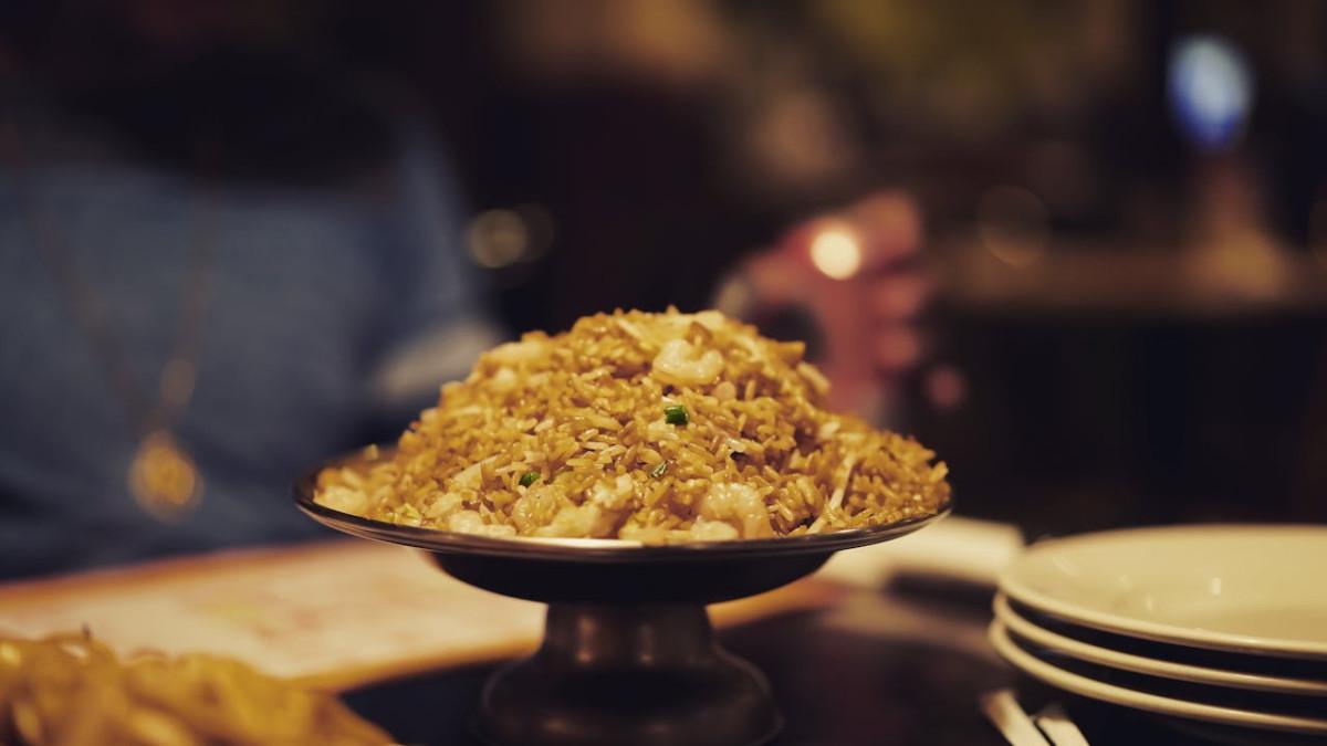 Ilustrasi nasi goreng enak di Jogja yang buka malam, porsi banyak dan murah