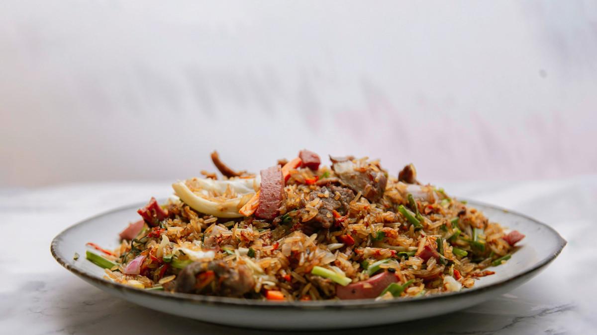 Ilustrasi nasi goreng enak di Jogja yang buka malam