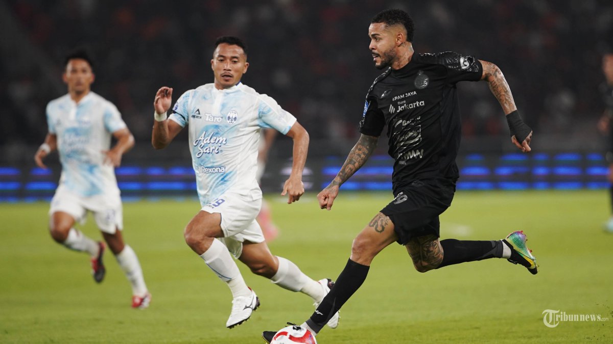 POIN PENUH - Pesepak bola Persija Maxwell Souza mencoba melewati hadangan pesepak bola PSIM pada lanjutan Super League 2025-26 di Stadion Utama Gelora Bung Karno (SUGBK) Jakarta, Jumat (28/11/2025). Persija berhasil meraih poin penuh setelah menang 2-0 atas PSIM. TRIBUNNEWS/HERUDIN