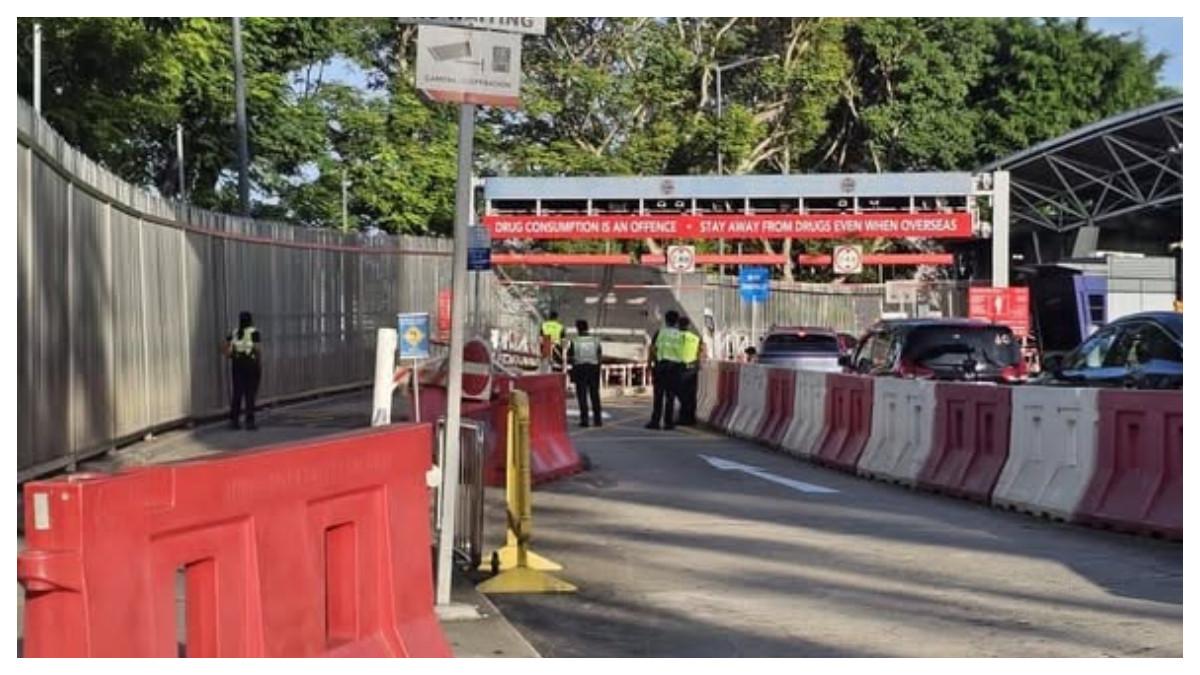 Sebuah Lori Masuk Ke Laluan Motorsikal..Kejadian Berlaku Dekat Laluan Keluar Di Woodland Checkpoint
